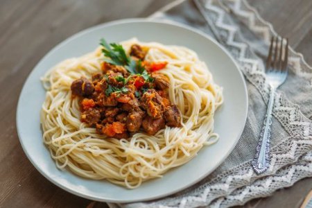 Готовый обед спагетти с гуляшом из говядины