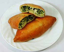 Пирожок с луком и яйцом 